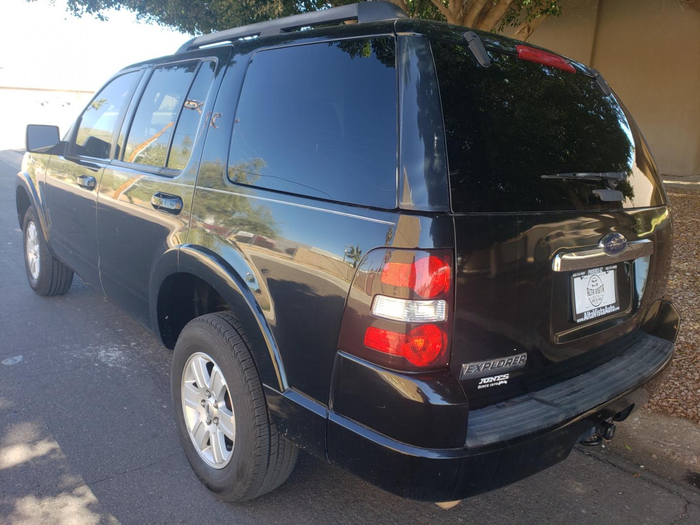 2010 /gray and black Ford Explorer xlt (1FMEU6DE6AU) with an 4.0 engine, 5-Speed Automatic transmission, located at 323 E Dunlap Ave., Phoenix, AZ, 85020, (602) 331-9000, 33.567677, -112.069000 - Photo#5